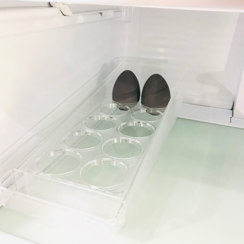 珪藻土たまご型を冷蔵庫に入れている写真