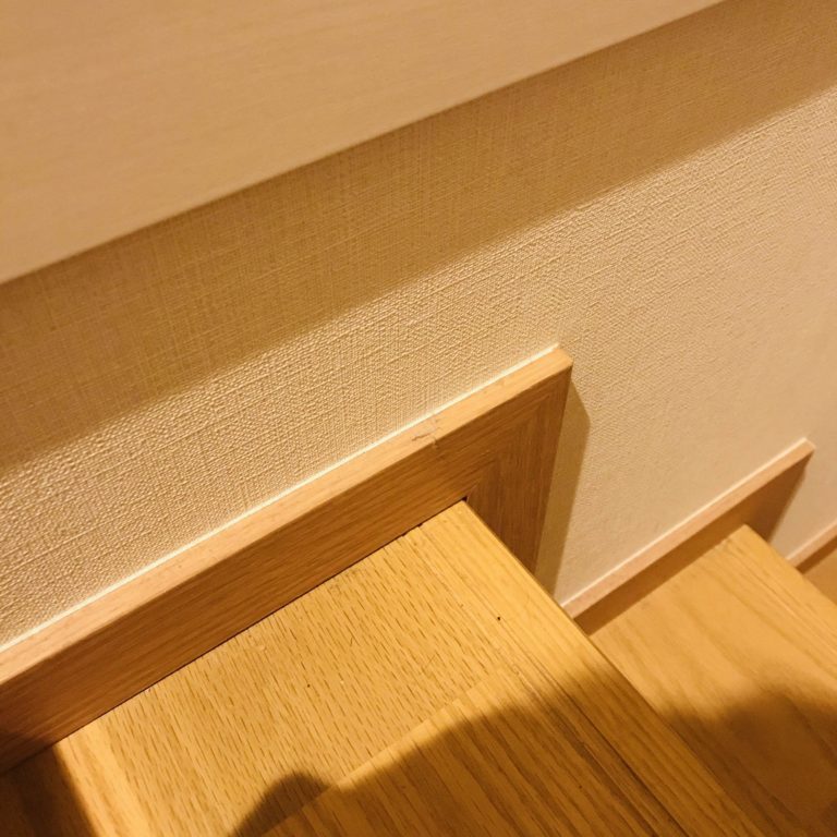巾木(幅木)の色はどう選ぶ?視覚効果とお手入れデメリット – ナチュラルモダンな二世帯暮らし