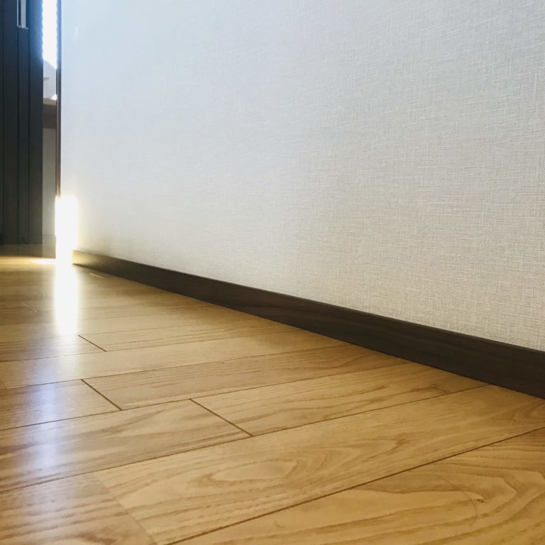 巾木(幅木)の色はどう選ぶ?視覚効果とお手入れデメリット – ナチュラルモダンな二世帯暮らし