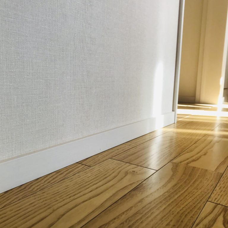 巾木(幅木)の色はどう選ぶ?視覚効果とお手入れデメリット – ナチュラルモダンな二世帯暮らし