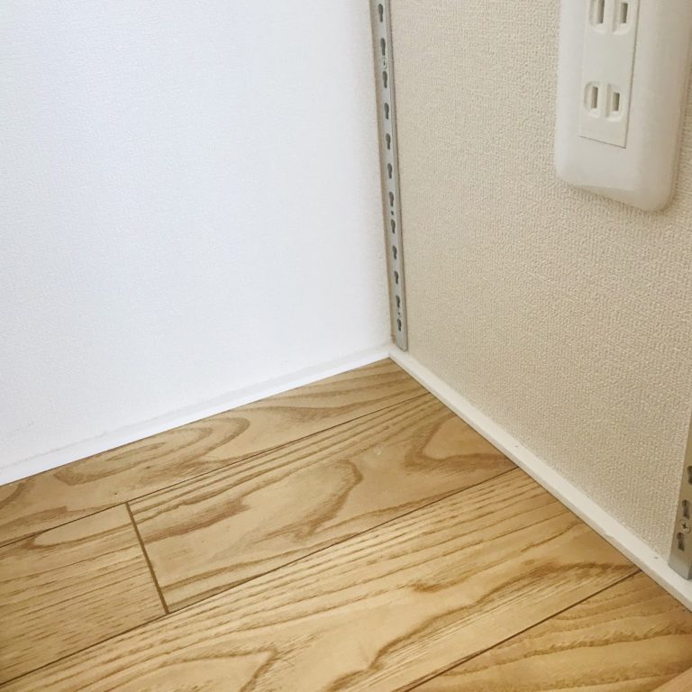 巾木(幅木)の色はどう選ぶ?視覚効果とお手入れデメリット – ナチュラルモダンな二世帯暮らし